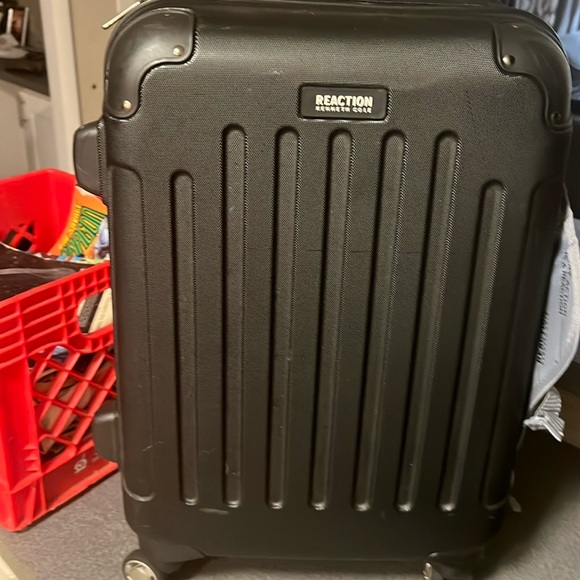 COPY - Kenneth Cole reaction suitcase - Picture 1 of 4
